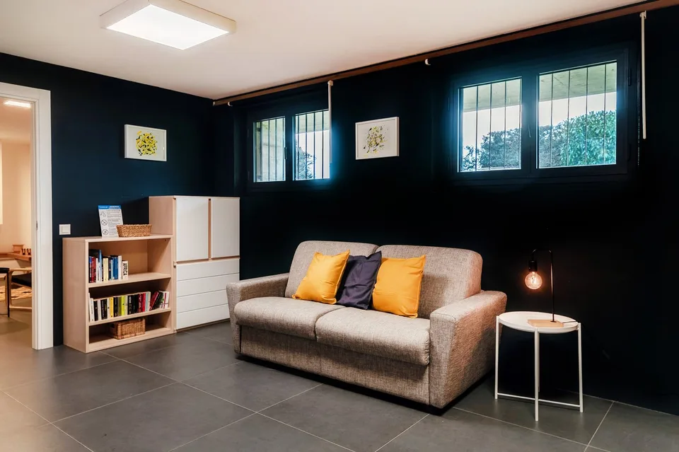 ZWEIZIMMERMÖBELTES APARTMENT FÜR ZEITWEILIGE VERMIETUNG – VACALLO / CHIASSO