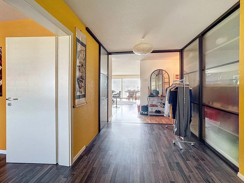 Atypisches Appartement mit großen Wohnbereichen und viel Charme