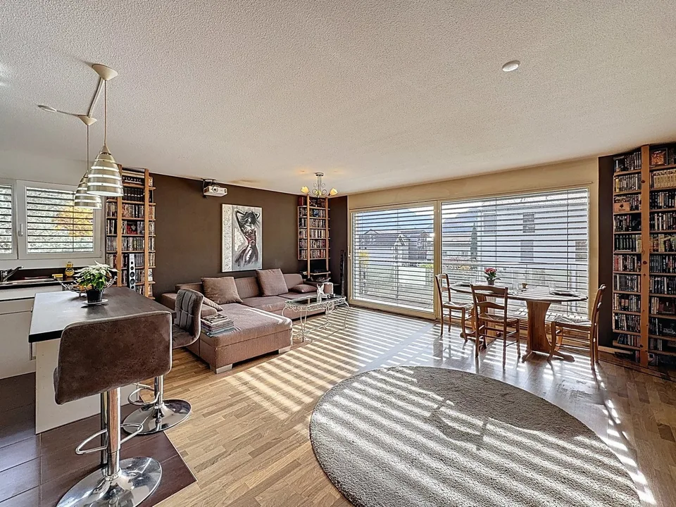 Atypisches Appartement mit großen Wohnbereichen und viel Charme