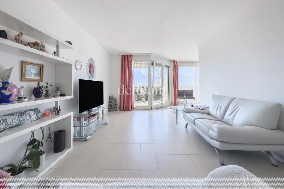 Appartamento di 4,5 locali con grande giardino e piscina