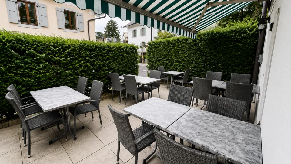 Raro in vendita, immobile ad uso locativo con 5 appartamenti e ristorante nel cuore di Céligny-GE