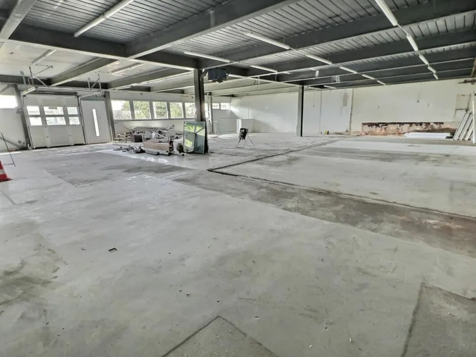 Handwerklich 567 m2 in Brent