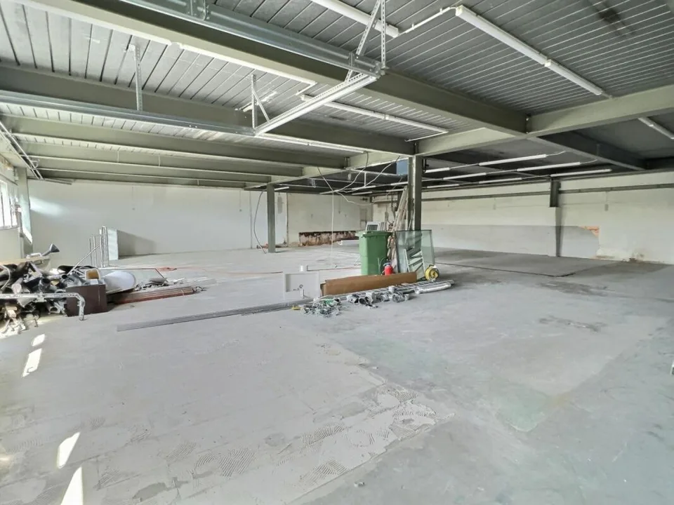 Handwerklich 567 m2 in Brent