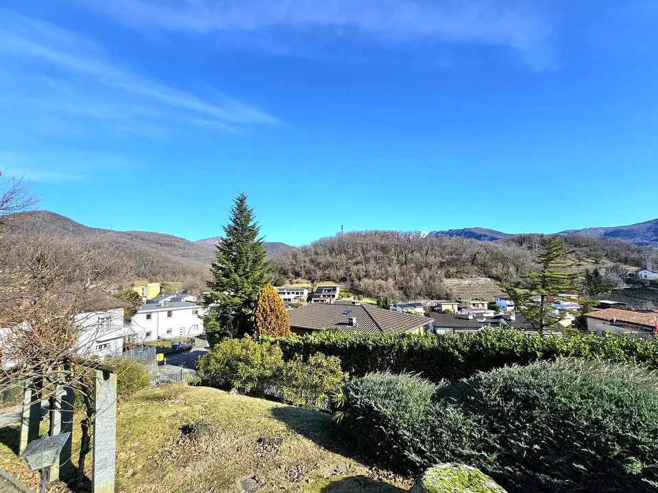 Mendrisio Arzo: Interessantes Einfamilienhaus zur Renovierung mit großem baureifem Panoramagrundstück