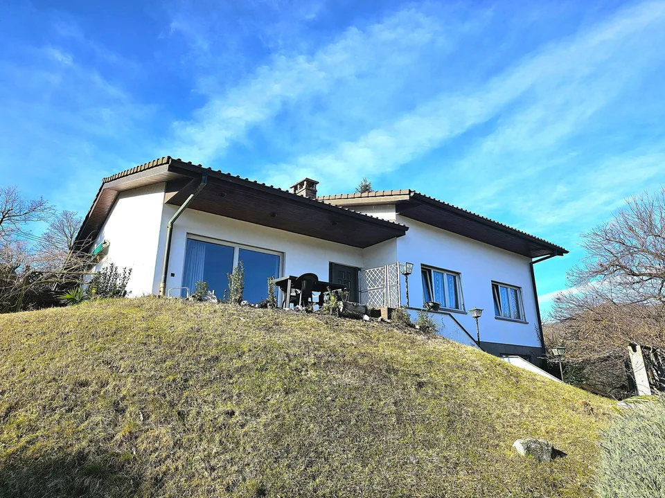 Mendrisio Arzo: Interessantes Einfamilienhaus zur Renovierung mit großem baureifem Panoramagrundstück