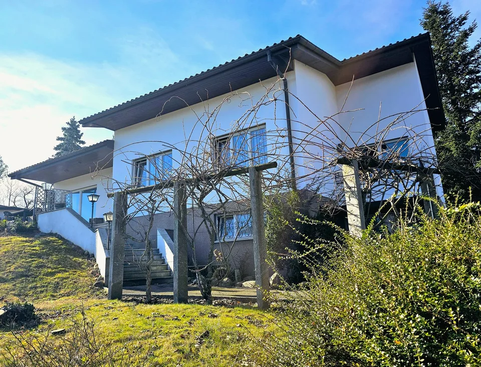 Mendrisio Arzo: Interessante casa unifamiliare da rinnovare con ampio terreno edificabile panoramico