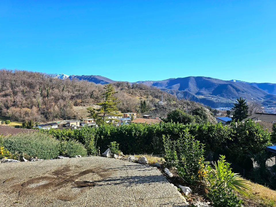 Mendrisio Arzo: Interessantes Einfamilienhaus zur Renovierung mit großem baureifem Panoramagrundstück