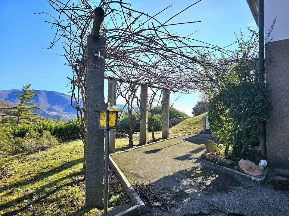 Mendrisio Arzo: Interessantes Einfamilienhaus zur Renovierung mit großem baureifem Panoramagrundstück