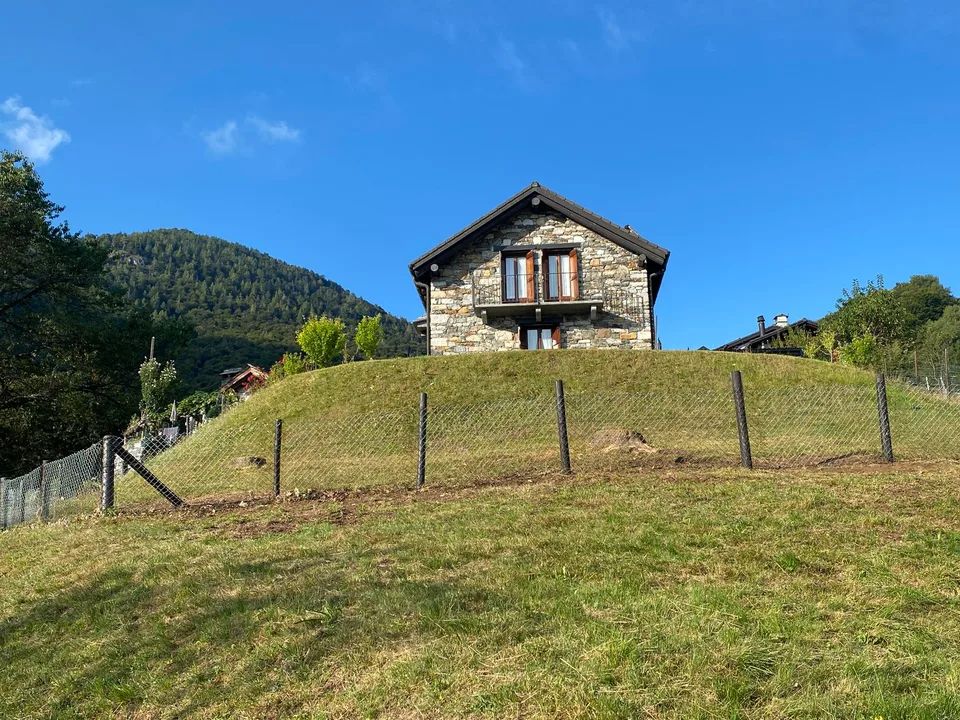 CENTOVALLI - Vendesi a Moneto rustico con magnifica vista / Charmantes Rustico mit toller Aussicht
