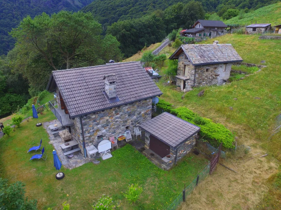 CENTOVALLI - Vendesi a Moneto rustico con magnifica vista / Charmantes Rustico mit toller Aussicht