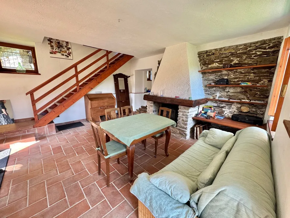 Rustico completamente ristrutturato in posizione tranquilla e soleggiata a sud con vista mozzafiato sul lago