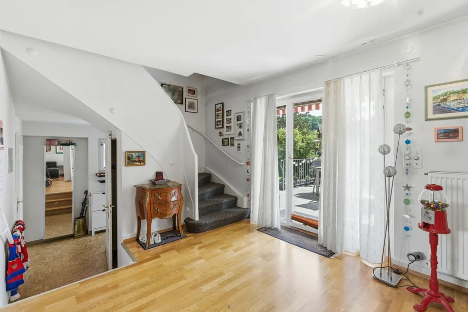 Casa unifamiliare di 5,5 locali indipendente in una posizione residenziale eccellente a Münchenstein – foto 2 di 13