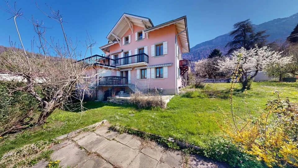 Maison multifamiliale de 2 appartements à saisir