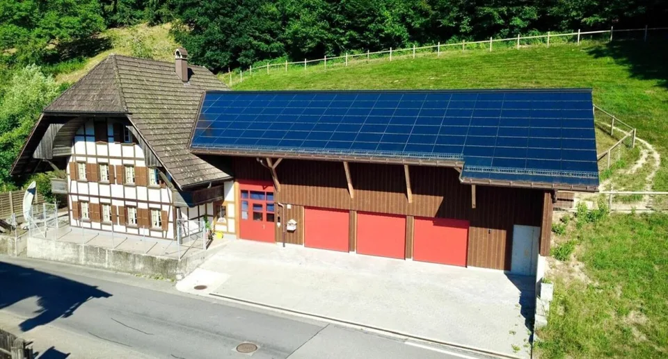 Modernisiertes Einfamilienhaus mit hochwertigem Neubau-Anbau und 3 Einstellplätzen in Thörigen
