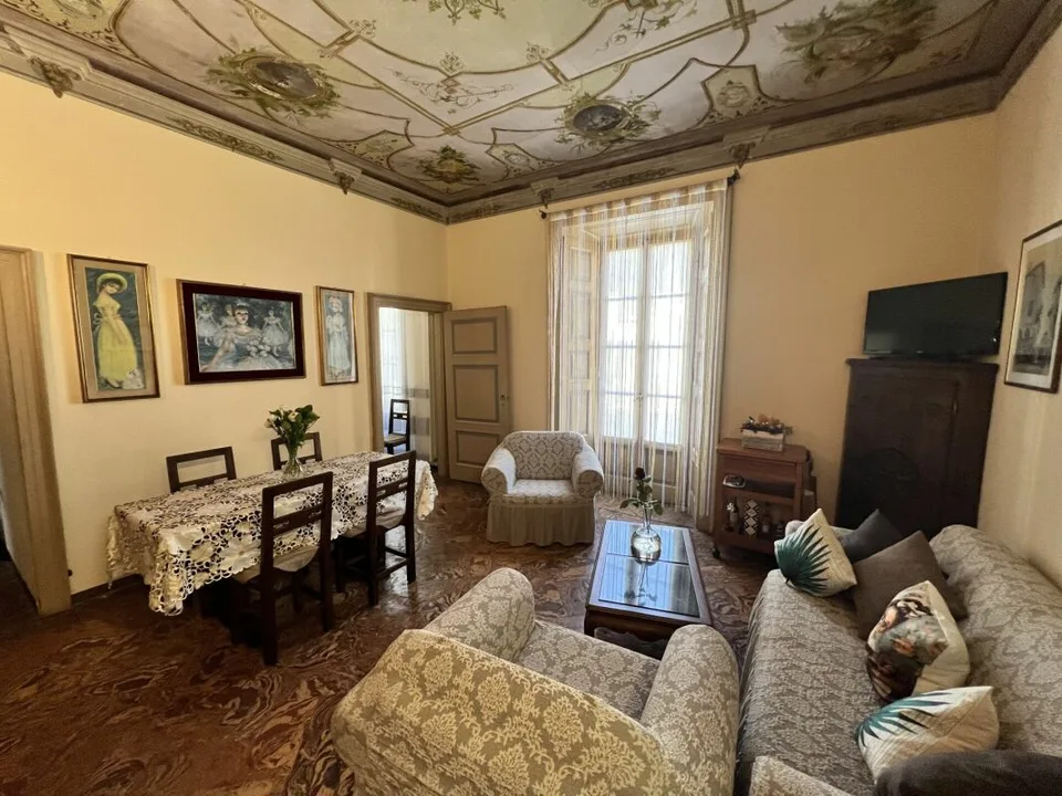 5-Zimmer-Wohnung mit Balkon und teilweisem Seeblick