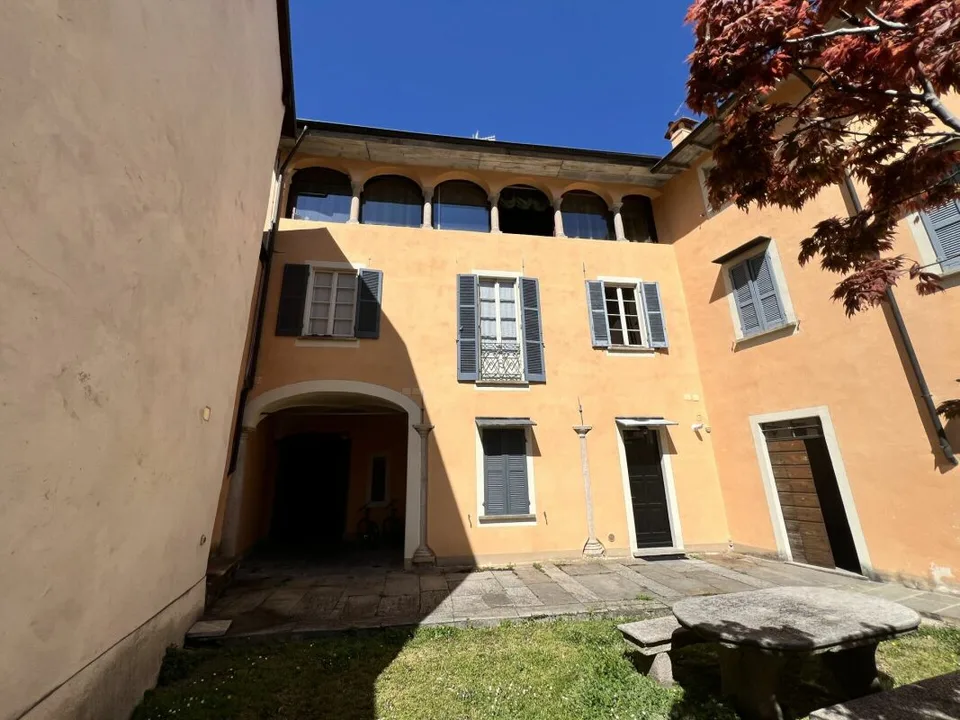5-Zimmer-Wohnung mit Balkon und teilweisem Seeblick