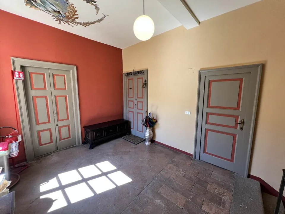 5-Zimmer-Wohnung mit Balkon und teilweisem Seeblick