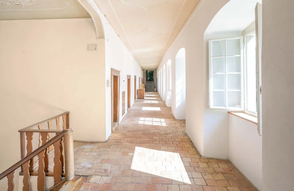 Historisches Schloss mit 20 Zimmern an ruhiger Lage von Homburg