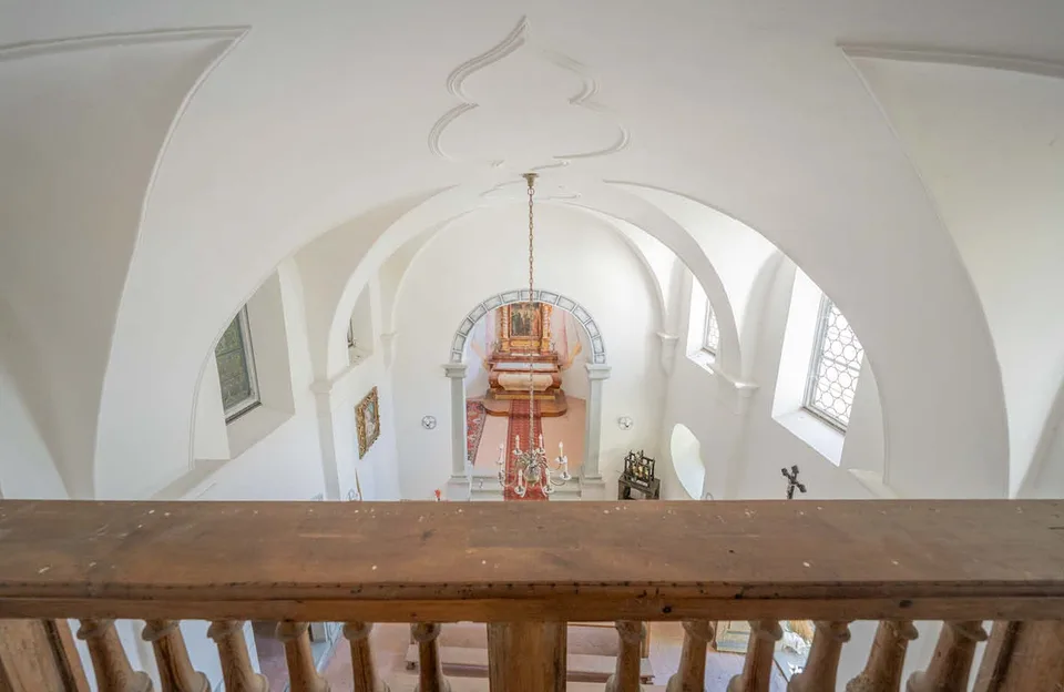 Historisches Schloss mit 20 Zimmern an ruhiger Lage von Homburg
