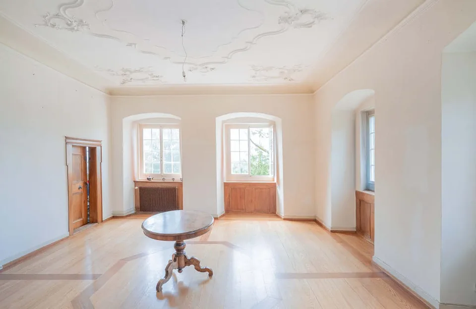 Historisches Schloss mit 20 Zimmern an ruhiger Lage von Homburg