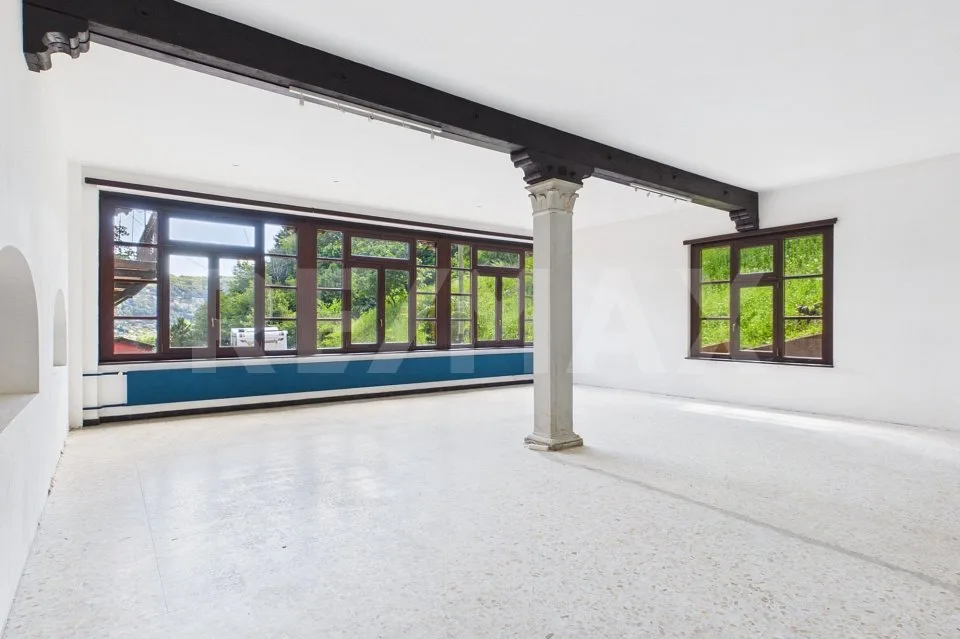 Proprietà plurifamiliare nel verde con potenziale edificatorio