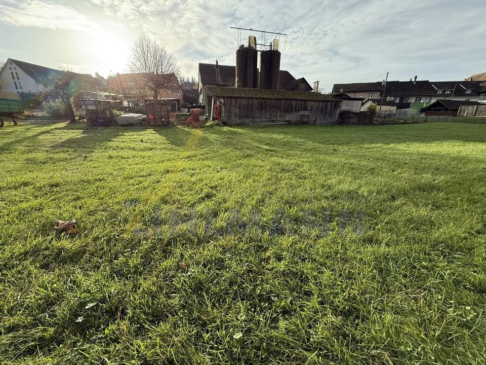 Terreno edificabile spazioso con fattoria