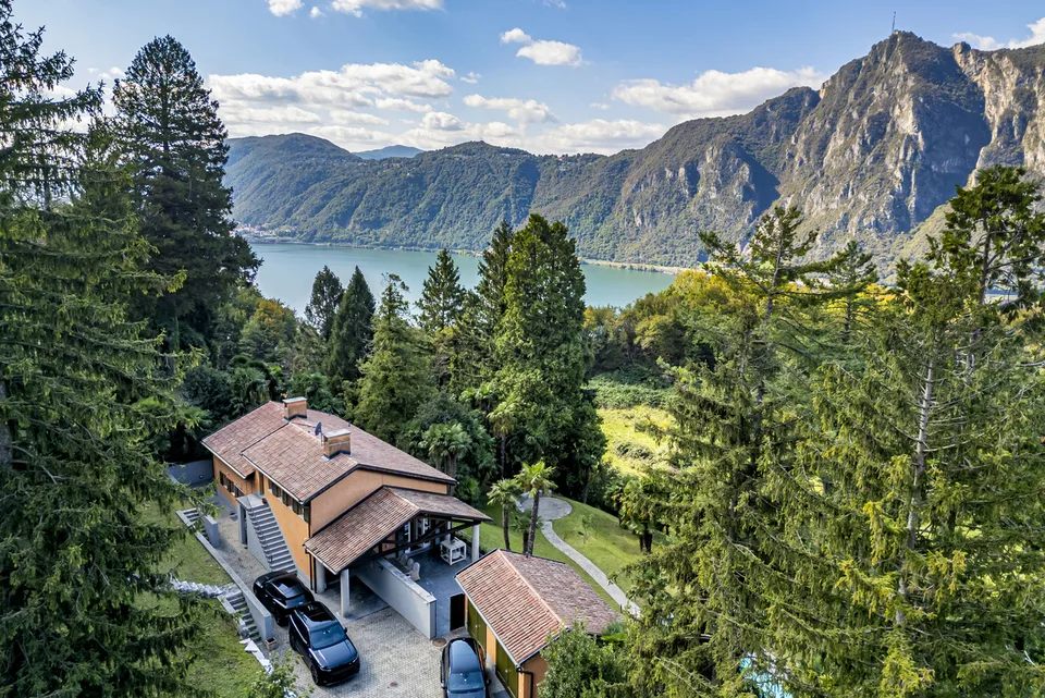 Esclusiva villa con vista lago e parco privato di oltre 6.000 mq