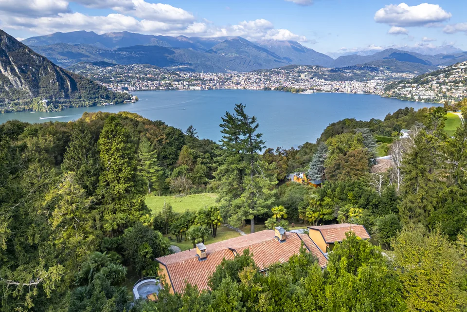 Esclusiva villa con vista lago e parco privato di oltre 6.000 mq