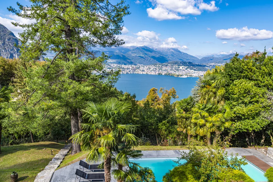 Esclusiva villa con vista lago e parco privato di oltre 6.000 mq