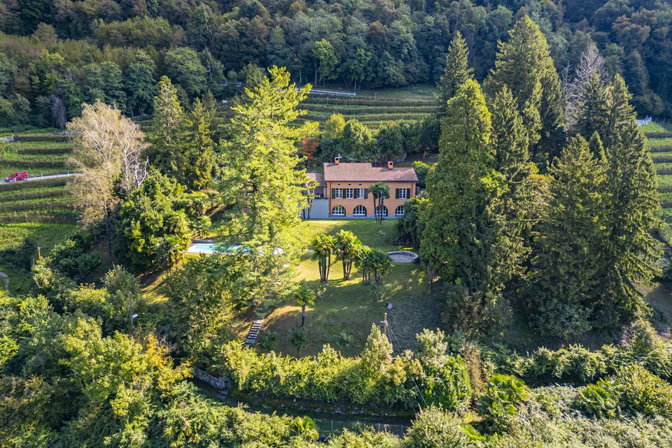 Esclusiva villa con vista lago e parco privato di oltre 6.000 mq