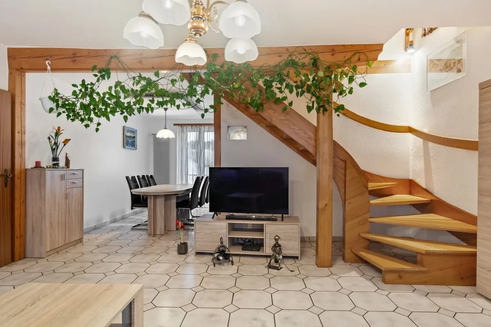 Angrenzendes Giebelhaus mit Gewerbeflächen und großer Terrasse – Foto 8 von 13