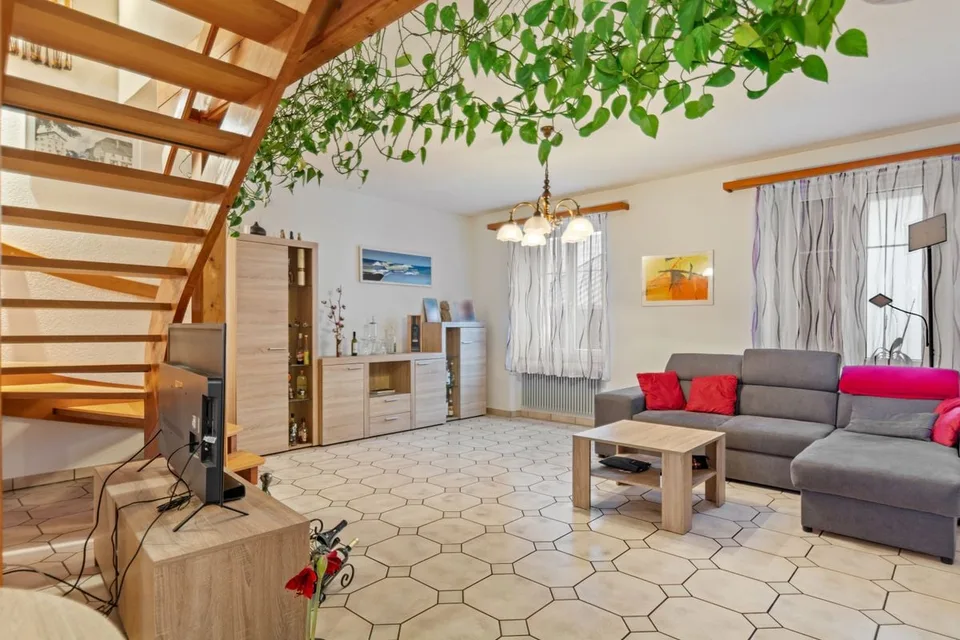 Maison contiguë en pignon avec surfaces professionnelles et grande terrasse