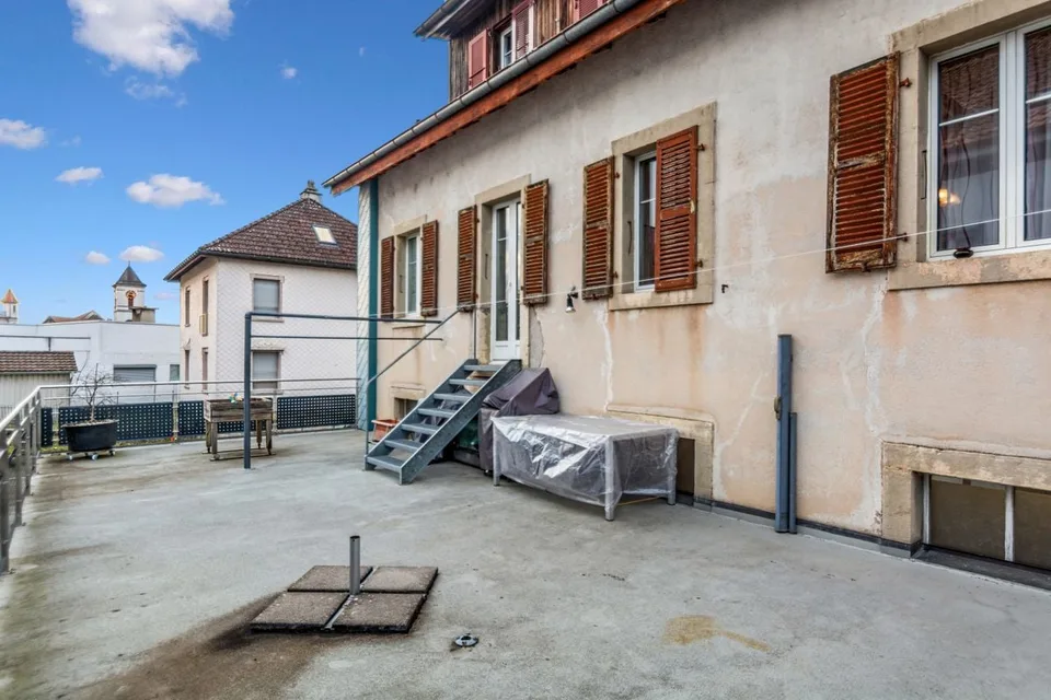Adjoining gable house with professional spaces and large terrace