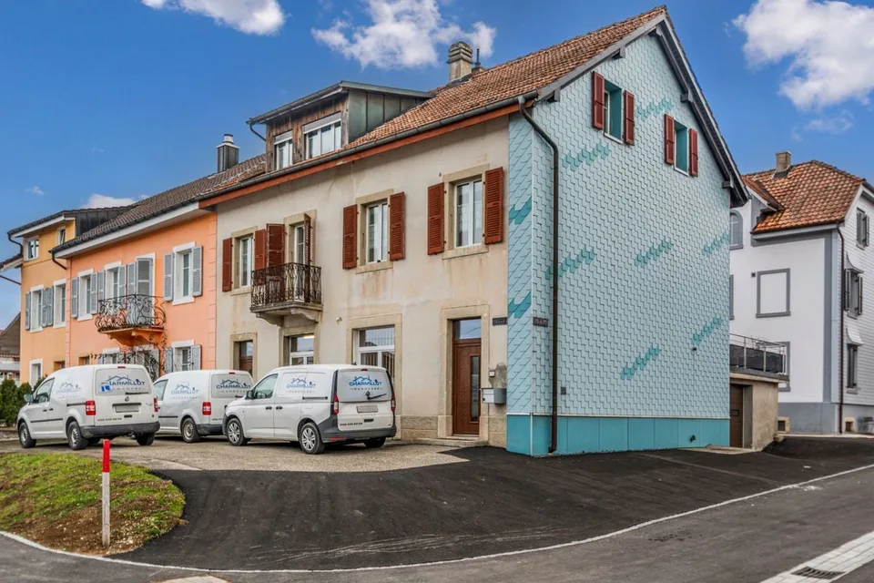 Adjoining gable house with professional spaces and large terrace