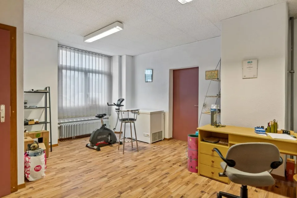 Angrenzendes Giebelhaus mit Gewerbeflächen und großer Terrasse – Foto 10 von 13