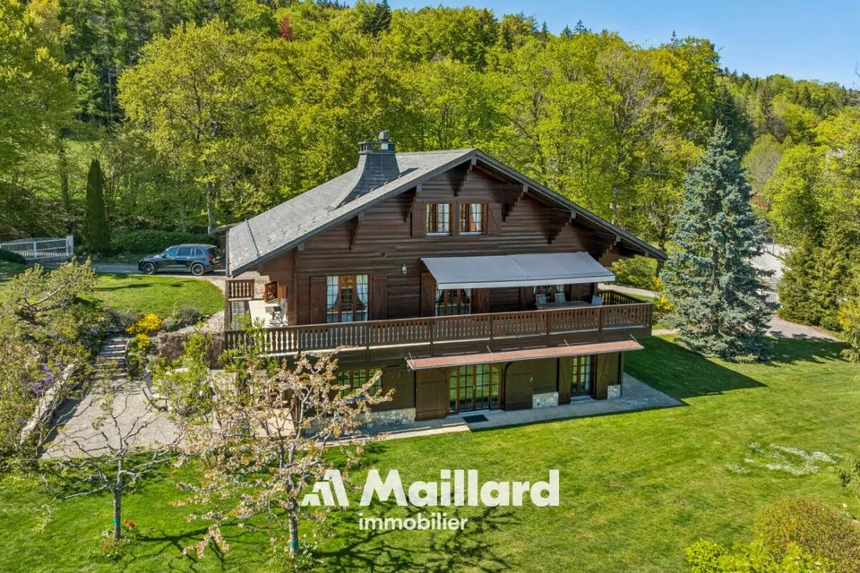 Maison de maître d'exception à Arzier-Le Muids : panorama lac & Alpes, calme absolu