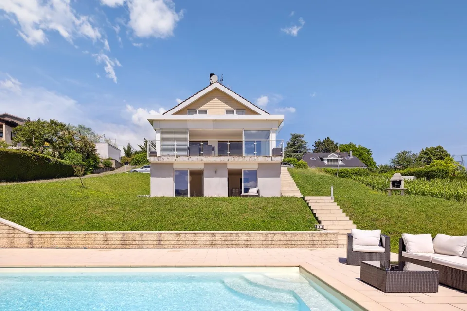 Rara villa individuale con piscina di fronte alle vigne