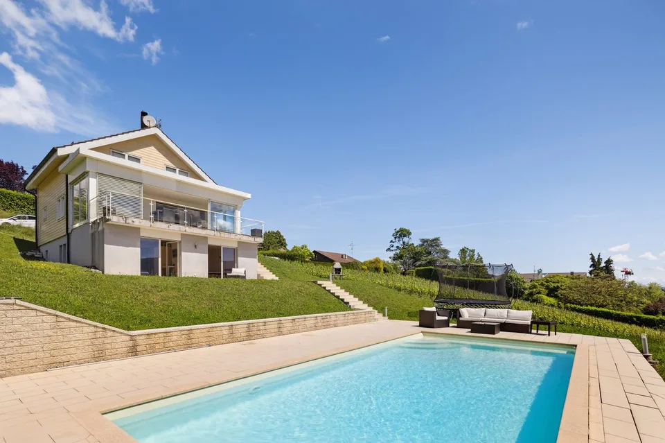 Rara villa individuale con piscina di fronte alle vigne