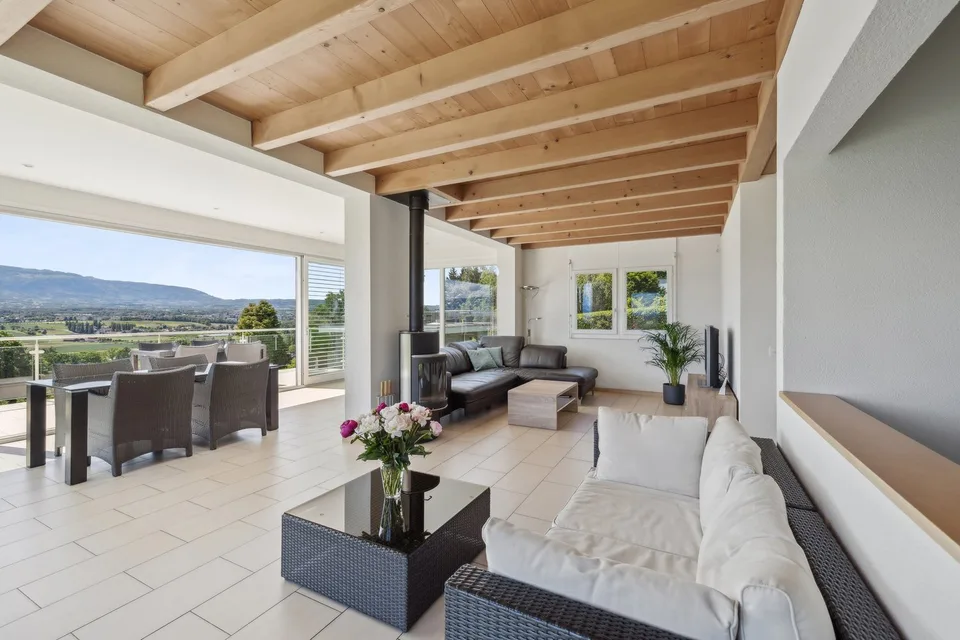 Rara villa individuale con piscina di fronte alle vigne