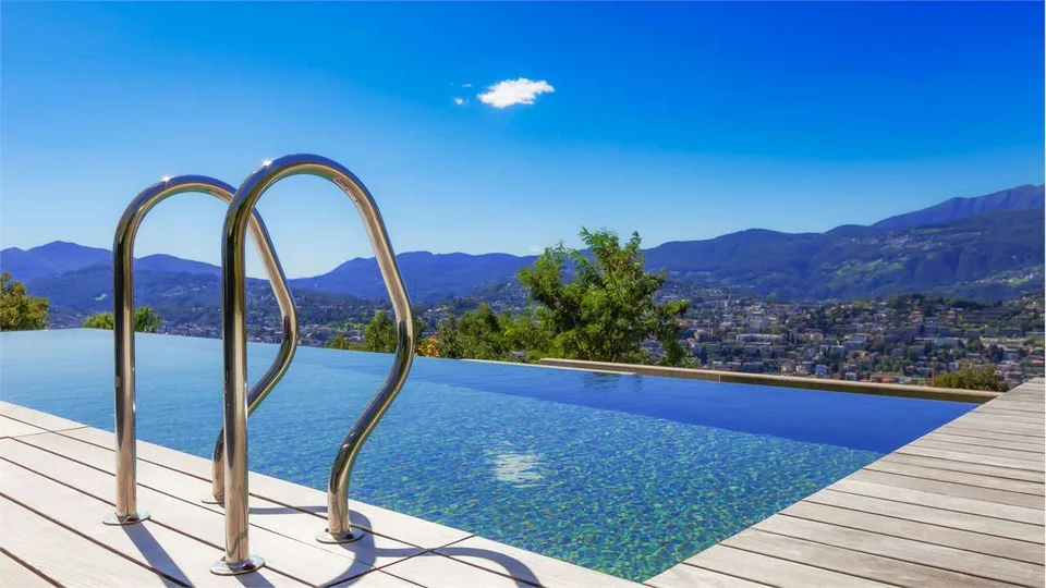 Lugano: villa contemporanea di prestigio con piscina e vista lago