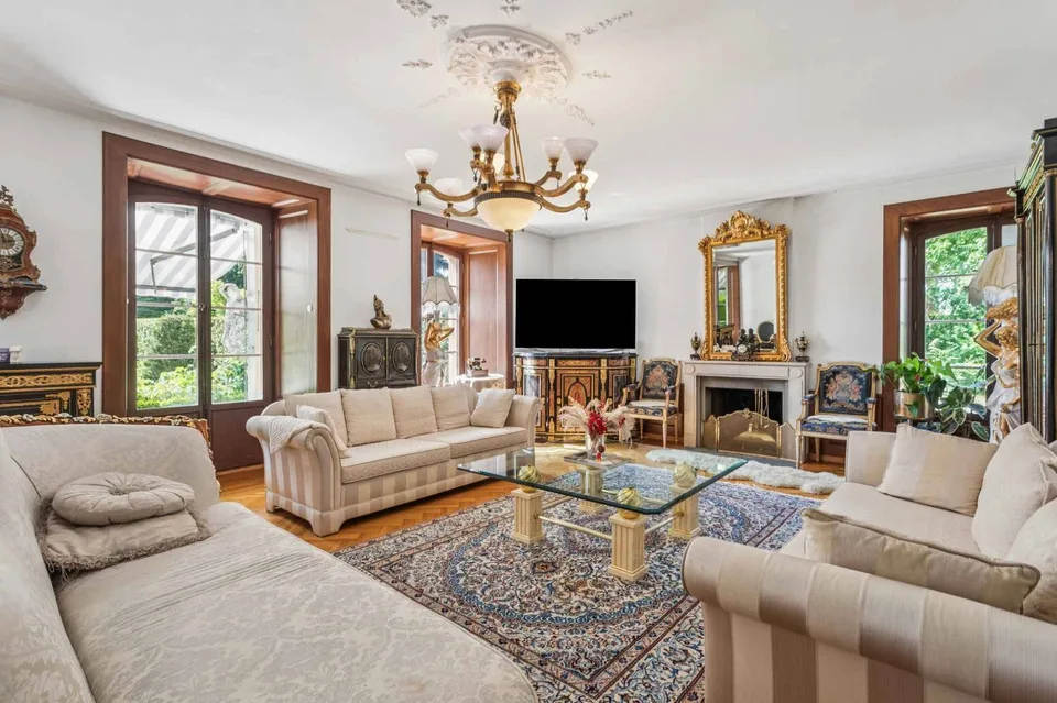 Prästigöse 6-Zimmer-Wohnung mit eigenem Studio in einem außergewöhnlichen Anwesen