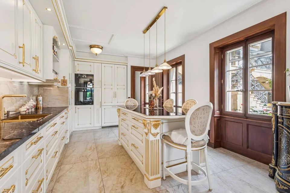 Prästigöse 6-Zimmer-Wohnung mit eigenem Studio in einem außergewöhnlichen Anwesen