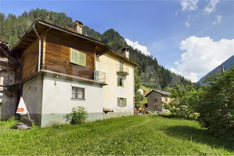 Magnifico rustico nella soleggiata Val di Blenio