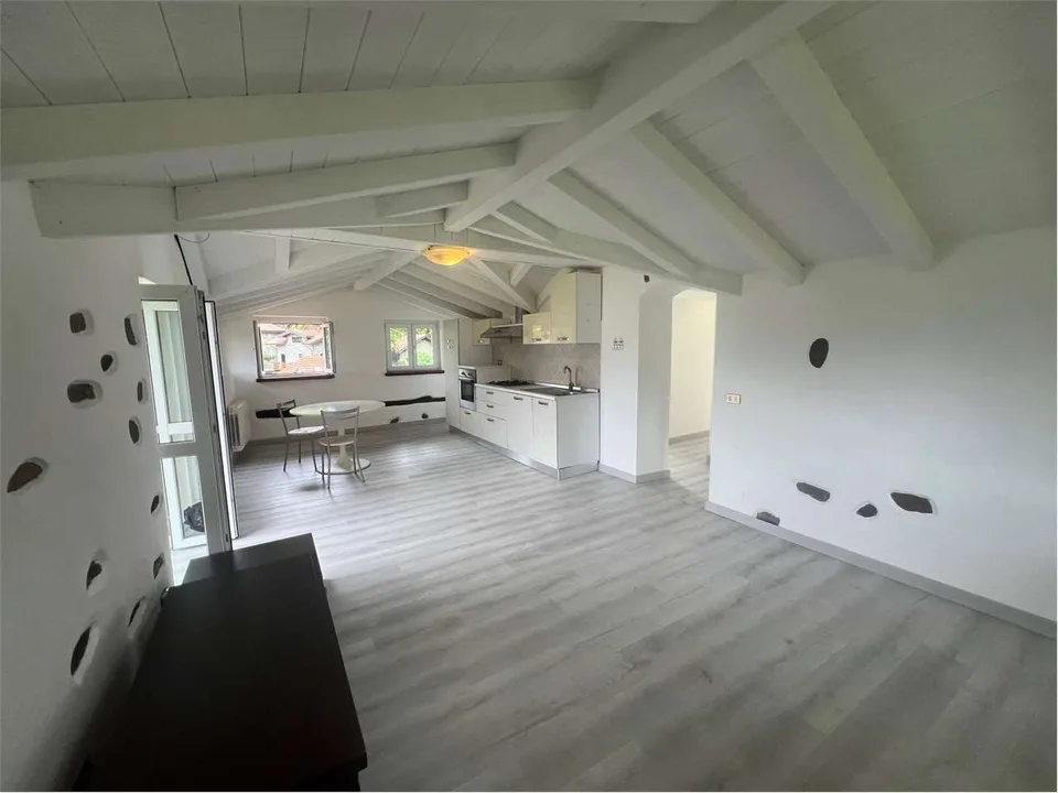 Appartement in einer schönen Villa renoviert, in einer ruhigen Lage