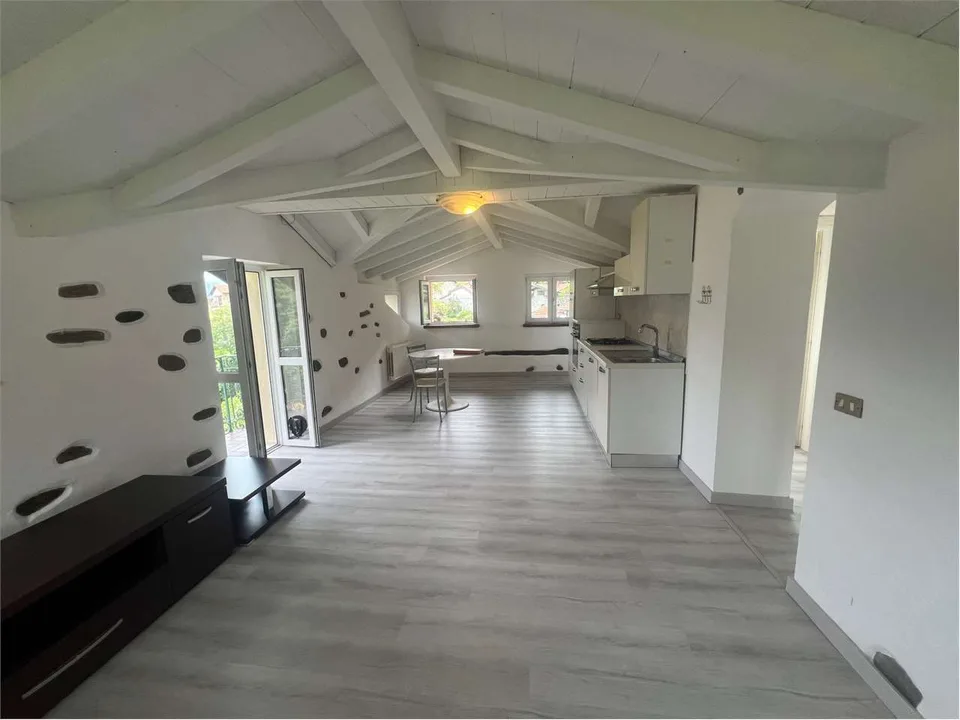Appartement in einer schönen Villa renoviert, in einer ruhigen Lage