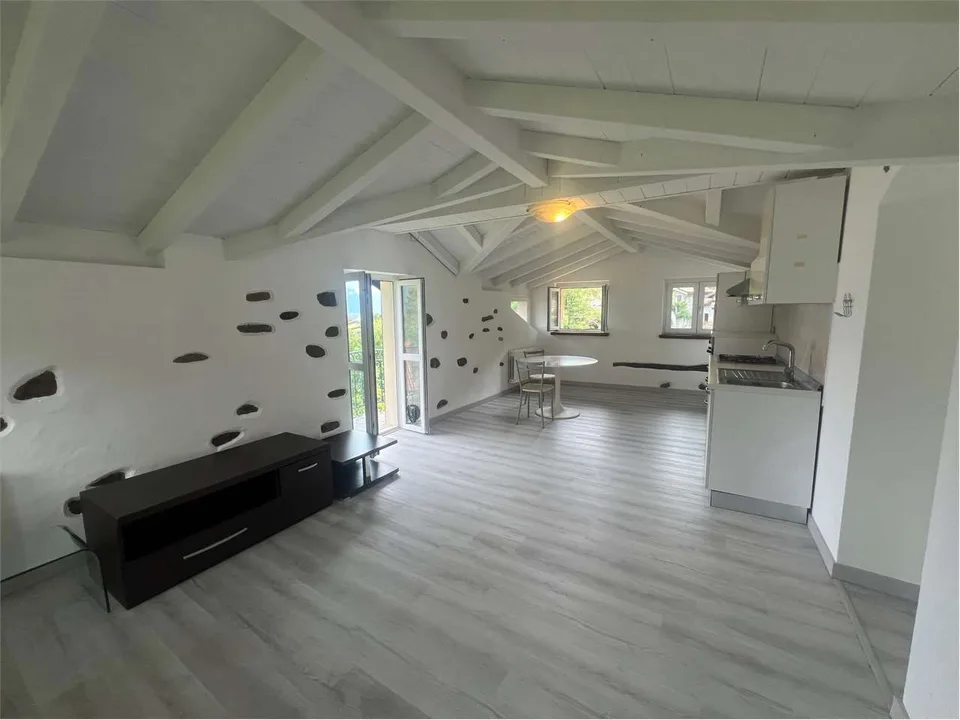 Appartement in einer schönen Villa renoviert, in einer ruhigen Lage