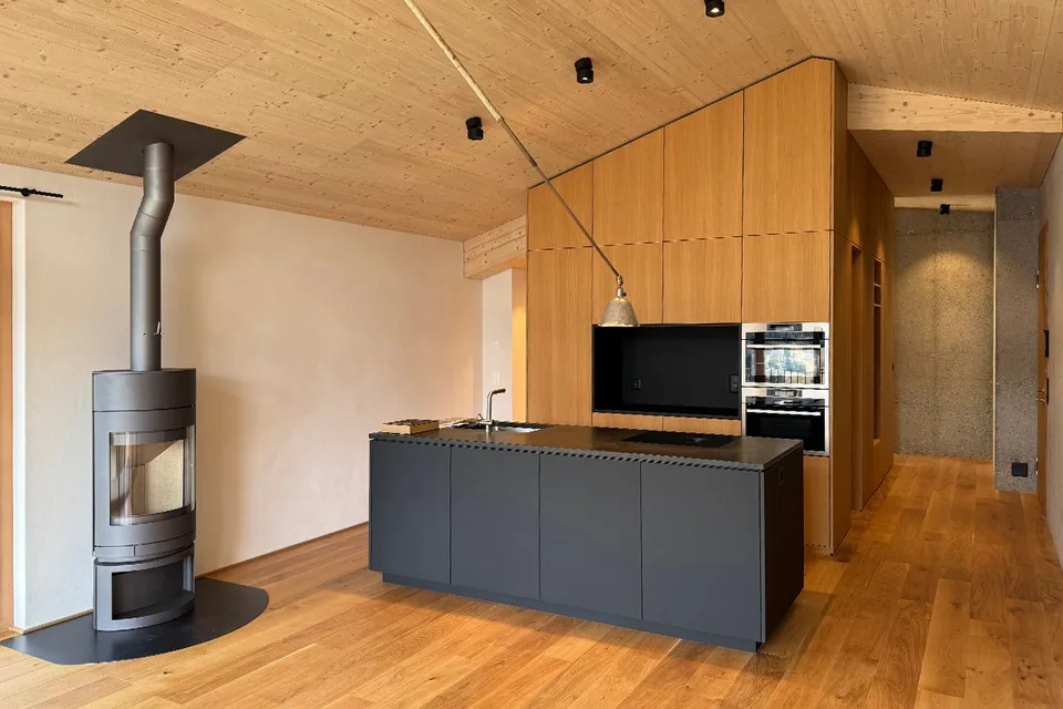 Appartement de 2,5 pièces sous les combles Maison B, NWF 64m2 (BGF 74m2) : pièce loft avec plaisir de vivre fonctionnel
