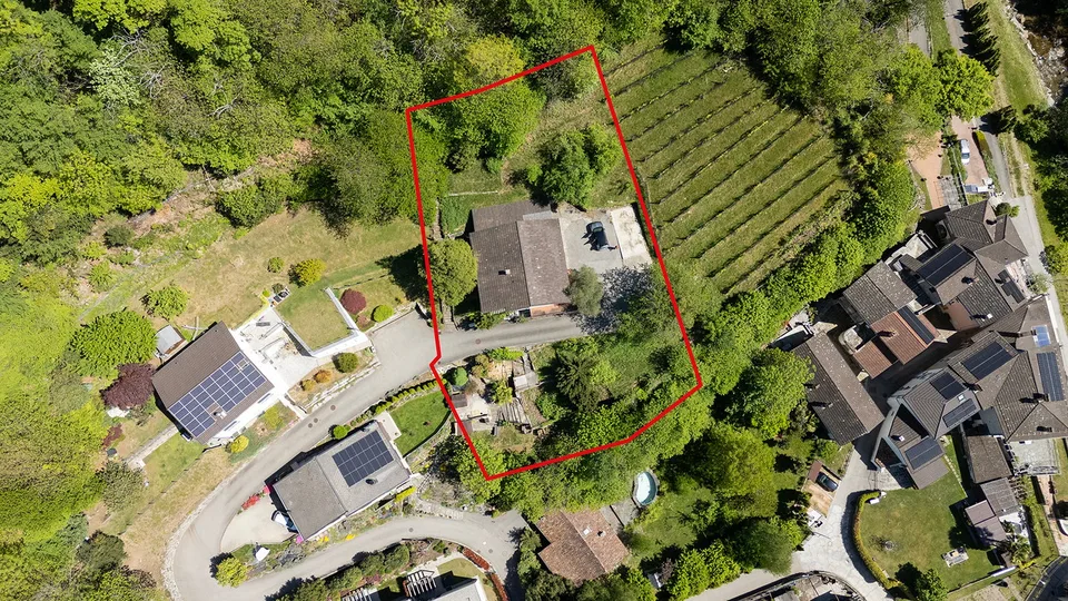Haus zur Renovierung in Hügelposition auf bebaubarem Grundstück