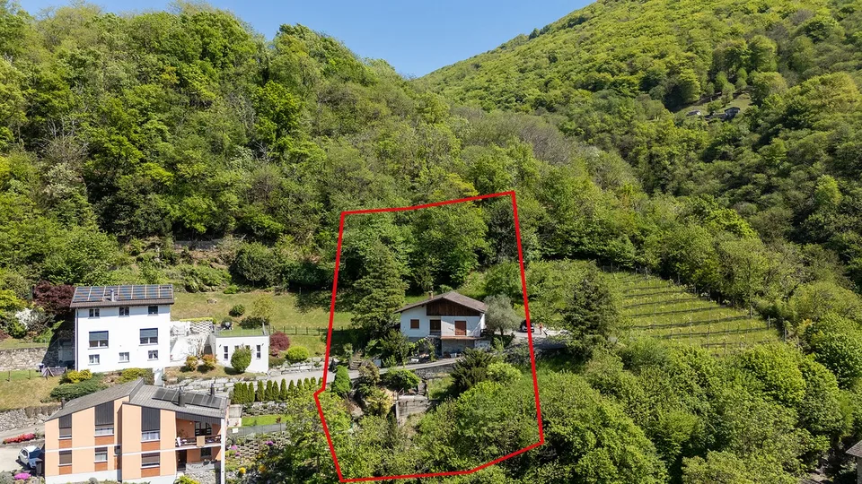 Haus zur Renovierung in Hügelposition auf bebaubarem Grundstück