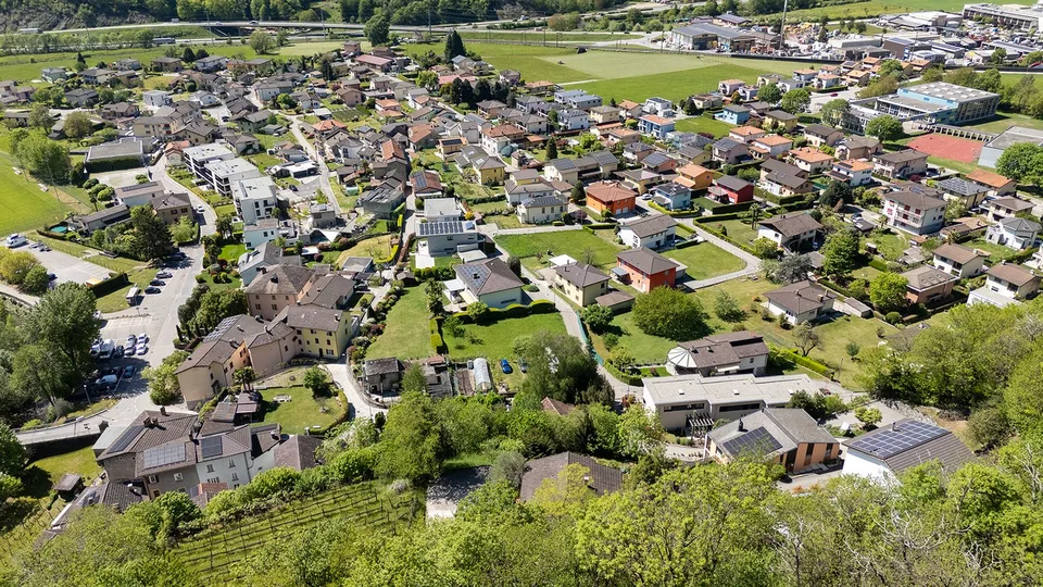 Haus zur Renovierung in Hügelposition auf bebaubarem Grundstück